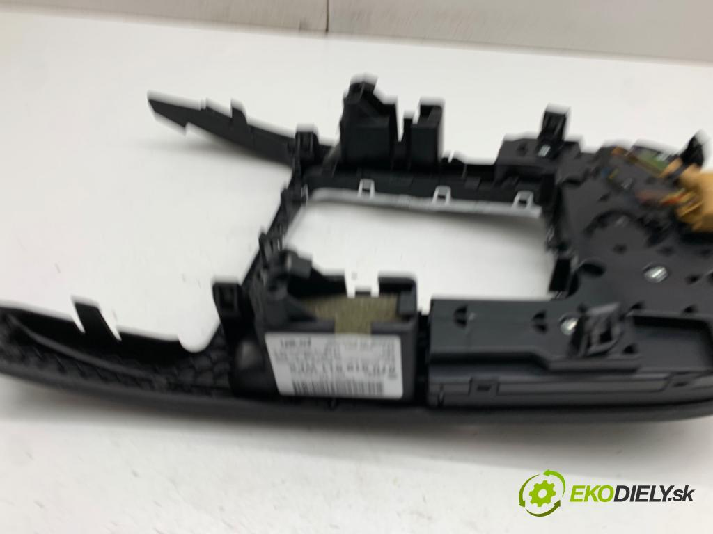 AUDI A4 B8 Kombi 2012 105 kW 2.0 TDI 1968 Panel ovládania navigácie 8T0919611