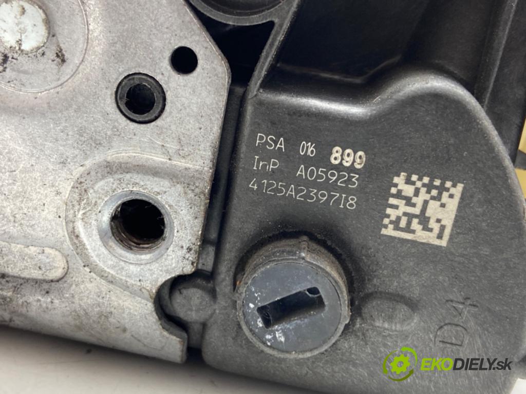 CITROEN C4 CACTUS liftback 2015 60 kW 1.2 VTi 82 1199 zámok dveře pravý přední část PSA016899