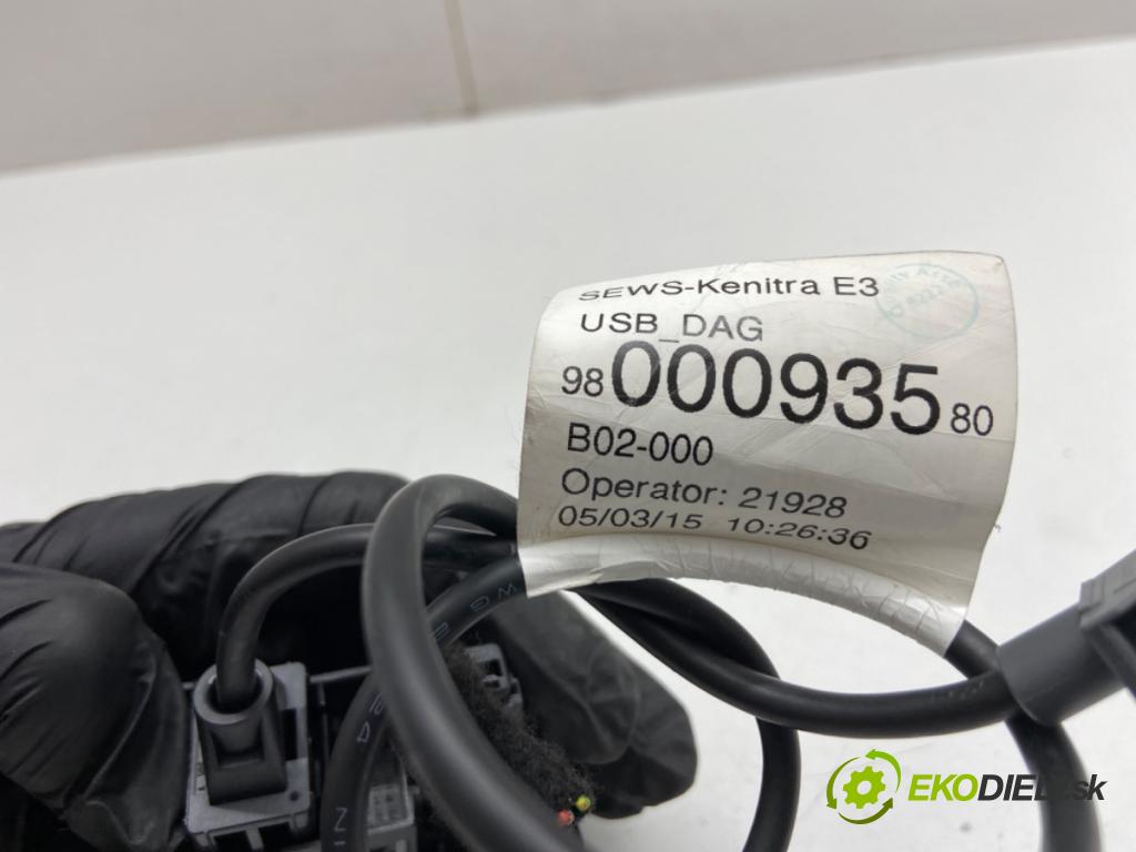 CITROEN C4 CACTUS liftback 2015 60 kW 1.2 VTi 82 1199 HNÍZDO: USB AUX 9800093580