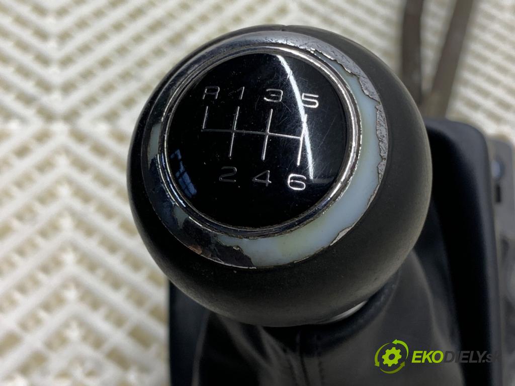 AUDI A4 B8 Kombi 2012 105 kW 2.0 TDI 1968 Kulisa 8K0711025P (Rýchlostná páka (kulisa))