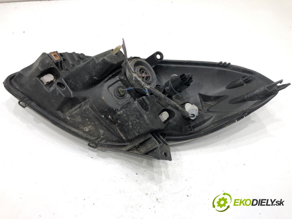 DACIA SANDERO liftback 2012 63 kW 1.6 1598 světlomet pravý přední část 260104793R