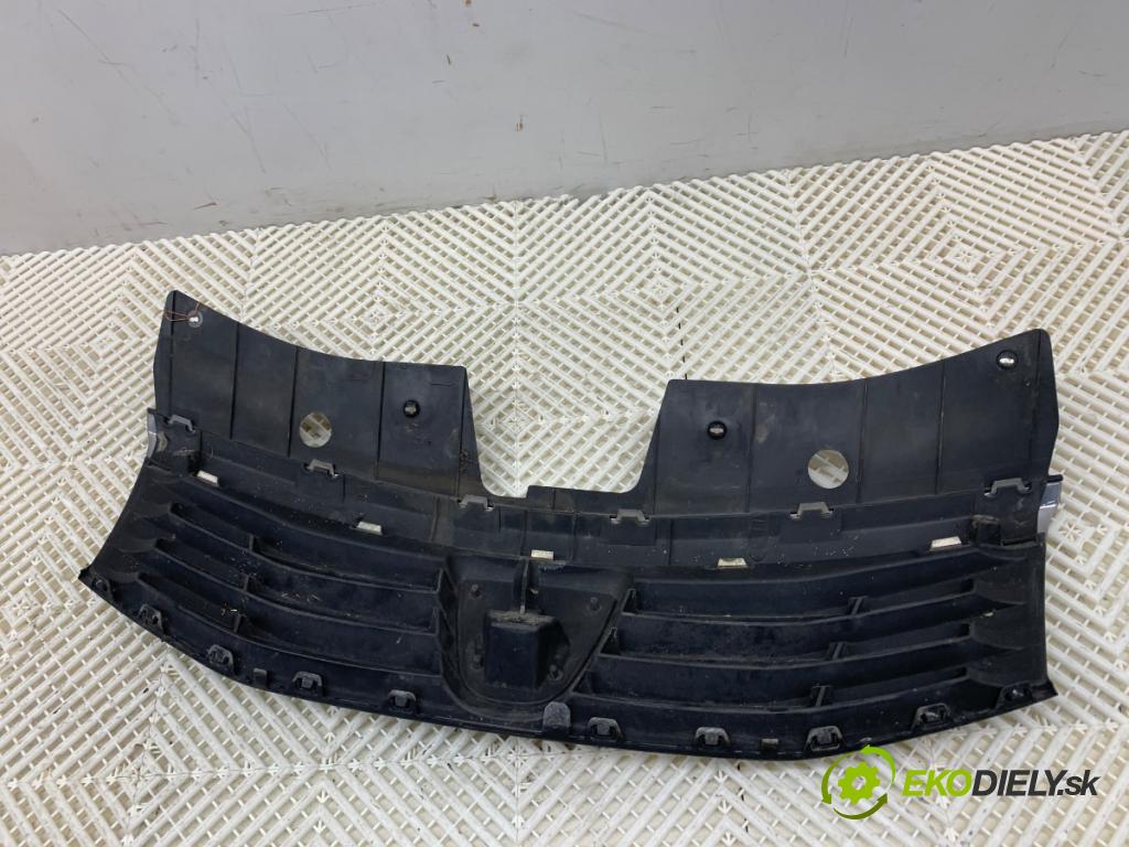 DACIA SANDERO liftback 2012 63 kW 1.6 1598 mřížka maska 8200735104 (Přední mřížka (maska chladiče))