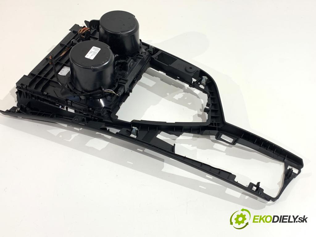 BMW F20 liftback 2019 100 kW 118 i 1598 Držiak na nápoje 83374101 (Držiak (úchyt) na nápoje)