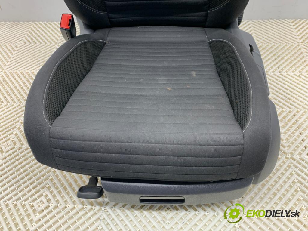 VW TOURAN nadwozie wielkoprzestrzenne (MPV) 2015 103 kW 1.4 TSI 1390 sedadlo levý přední část