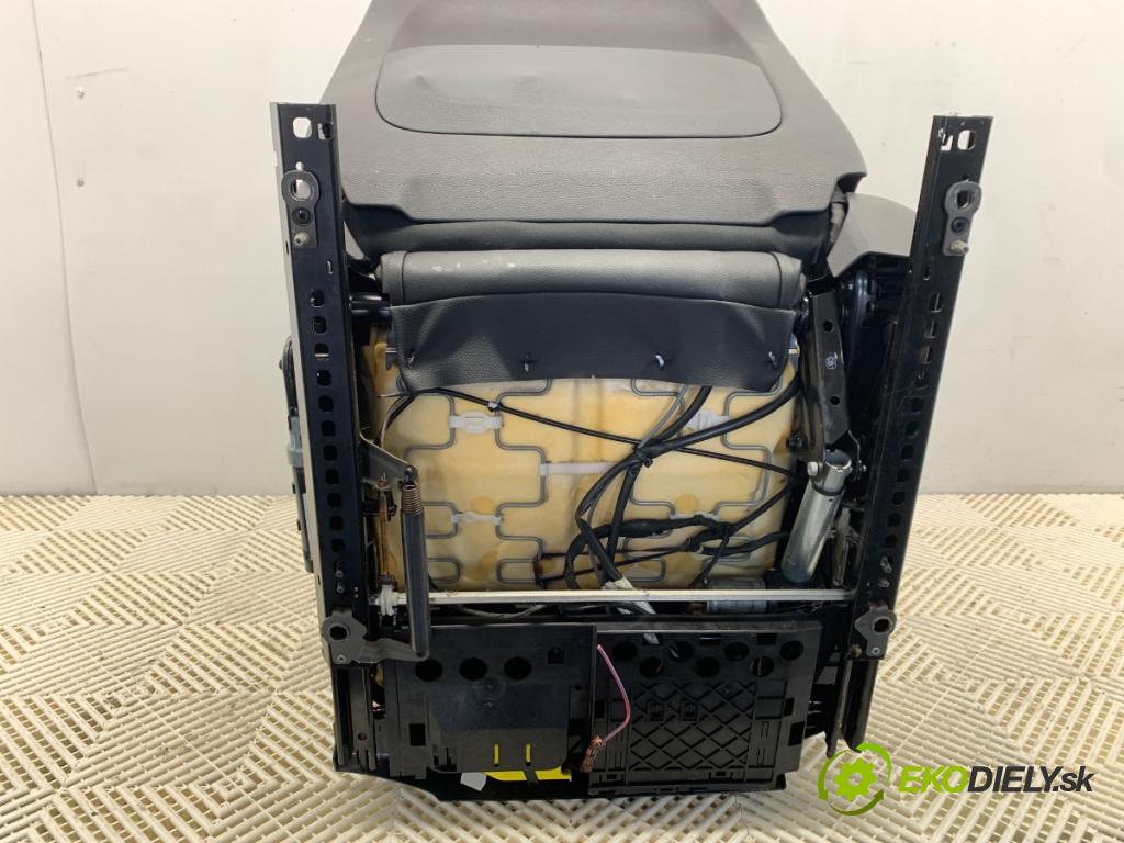 BMW F11 Kombi 2011 135 kW 520 d 1995 Sedadlo pravy predný