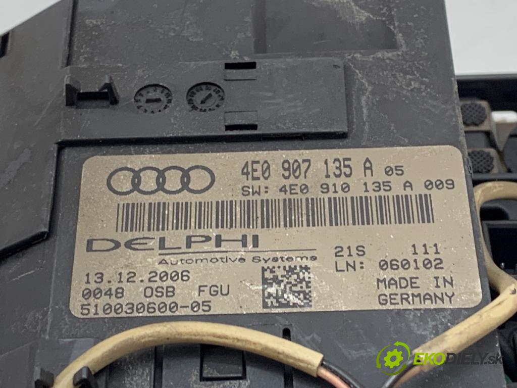 AUDI A8 D3 sedan 2007 331 kW S8 quattro 5204 Svetlo stropné 4E0907135A