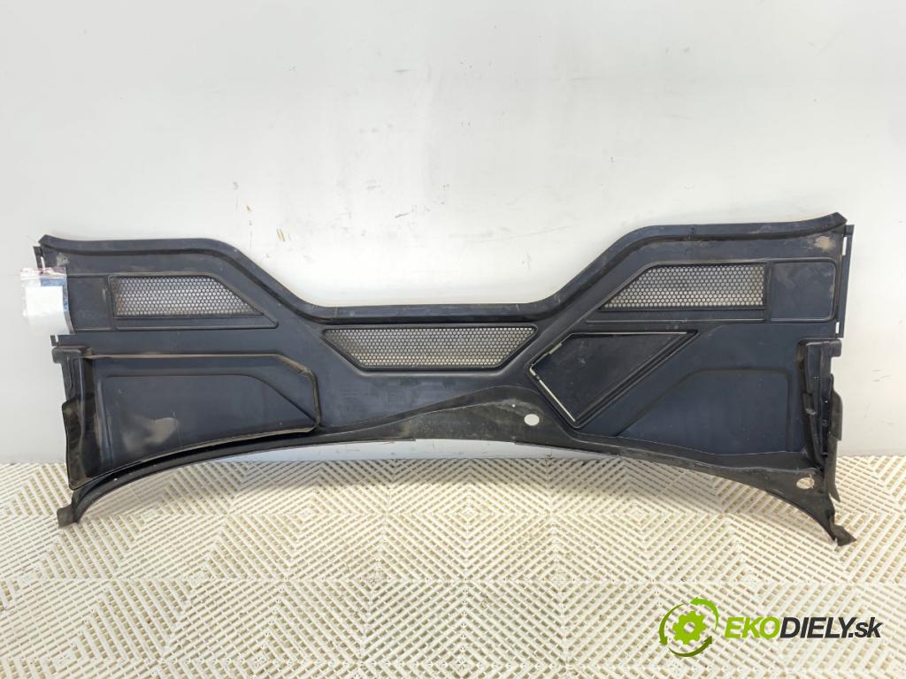 AUDI A8 D4 sedan 2012 368 kW 6.3 W12 quattro 6299 torpédo plast pod čelní okno 4H1819403 (Plast pod čelním sklem)