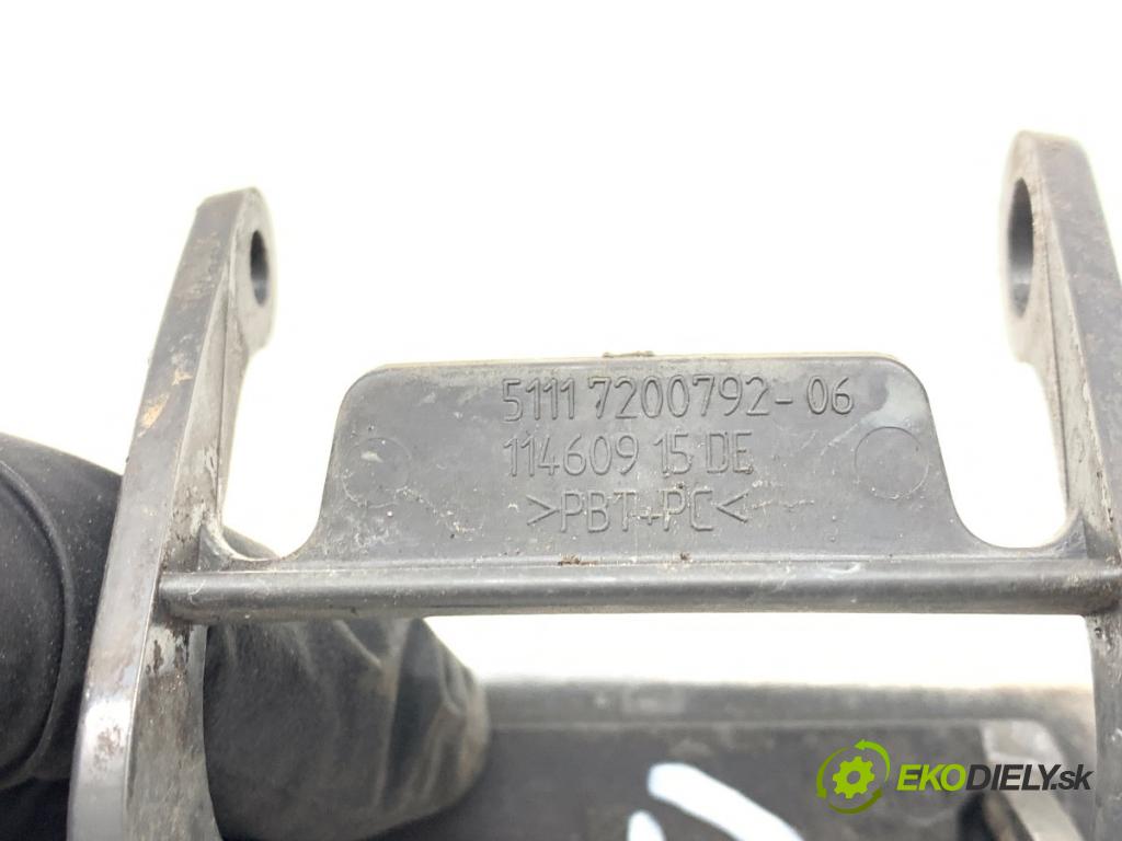 BMW F11 Kombi 2011 135 kW 520 d 1995 kryt ostřikovače světla pravá 7200792