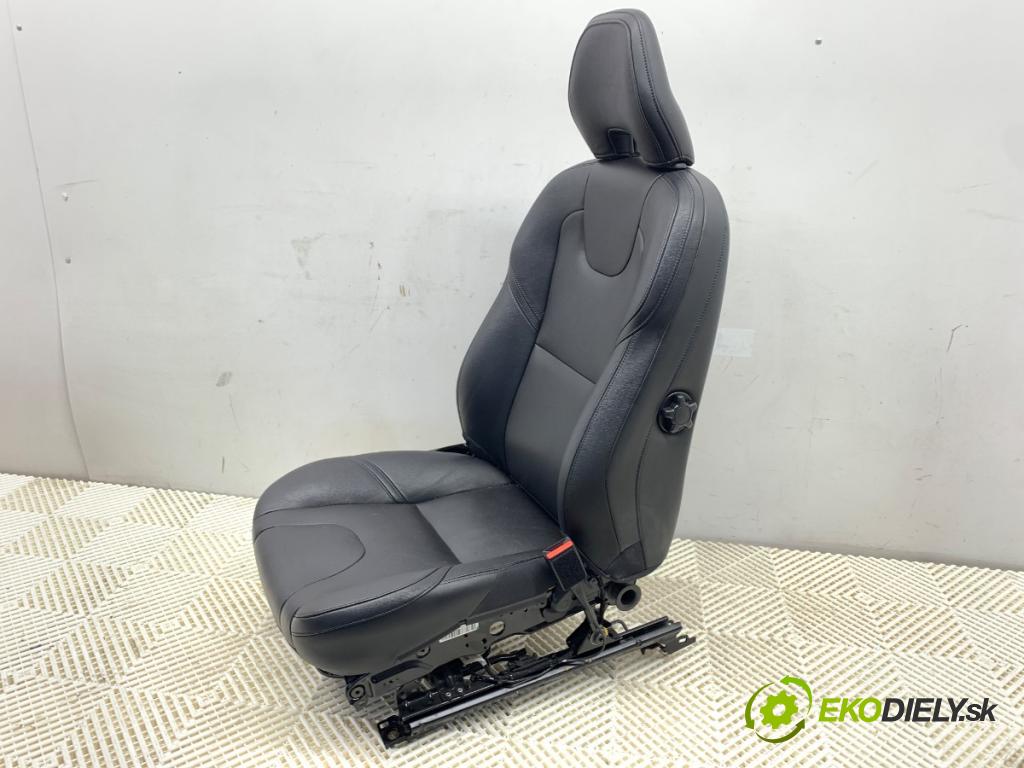 VOLVO V40 liftback 2014 84 kW D2 1560 sedadlo pravý přední část