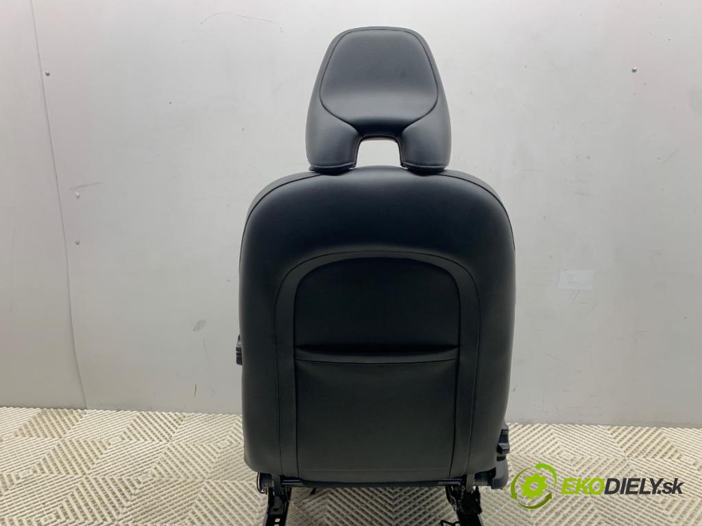 VOLVO V40 liftback 2014 84 kW D2 1560 sedadlo pravý přední část