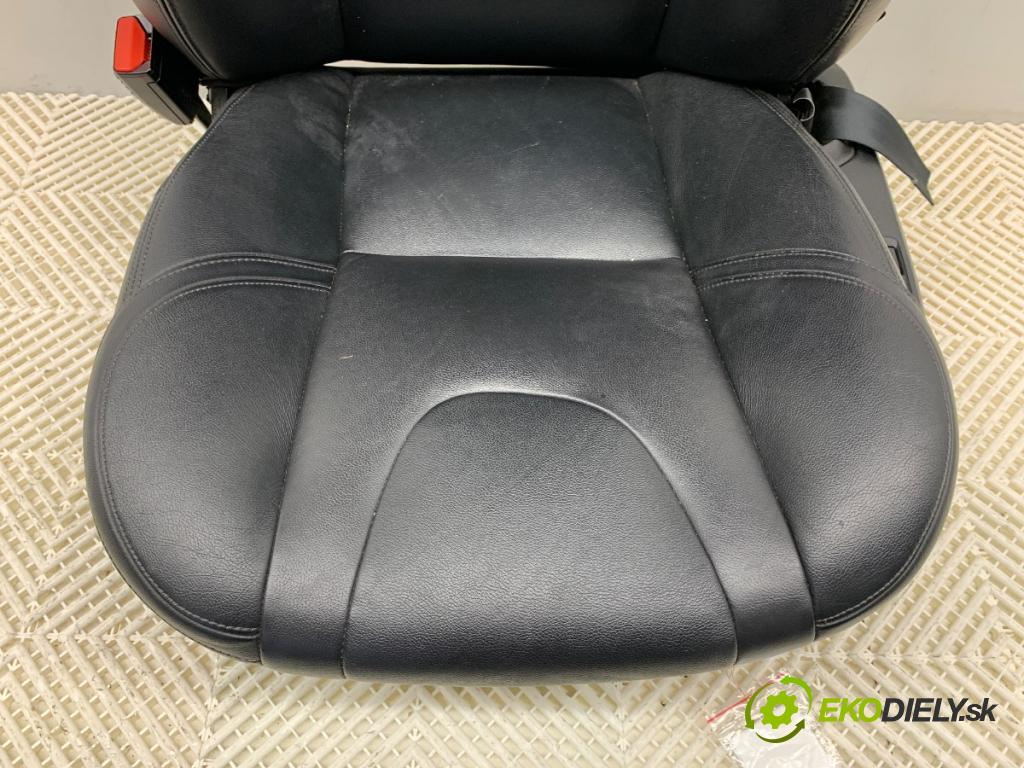 VOLVO V40 liftback 2014 84 kW D2 1560 sedadlo levý přední část