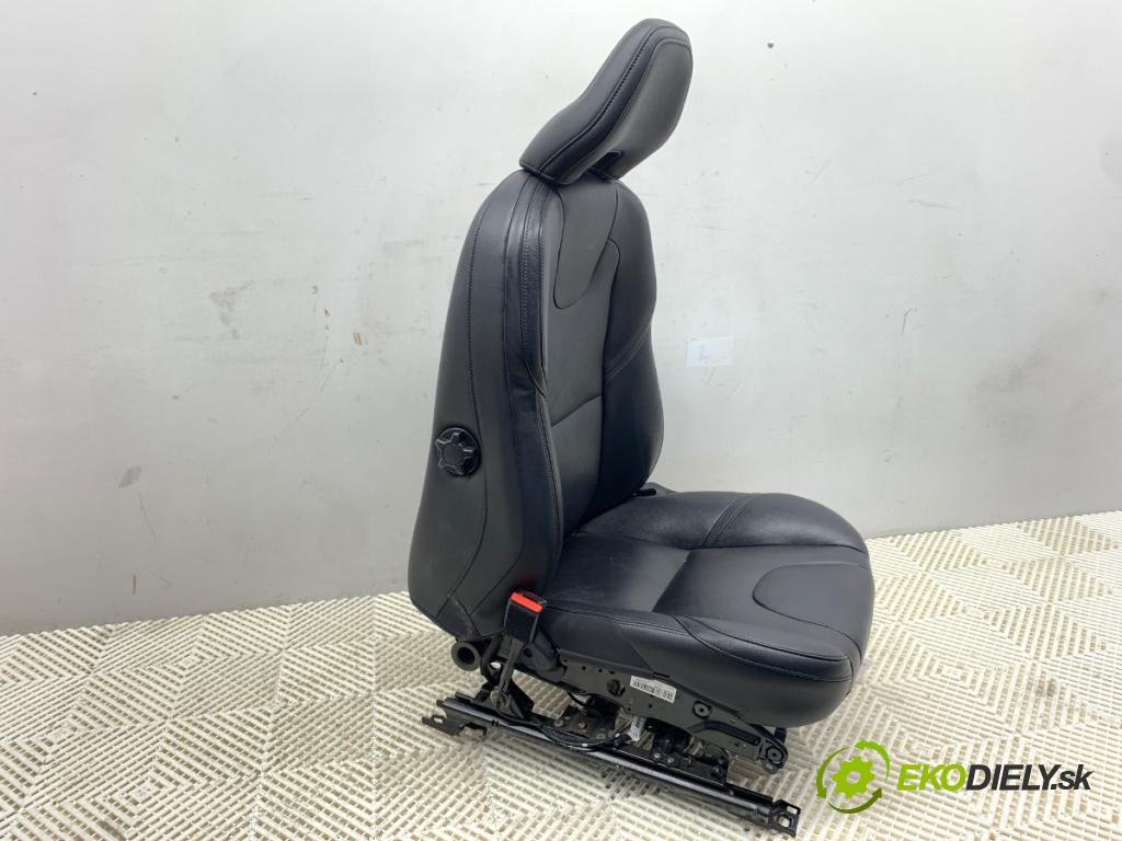 VOLVO V40 liftback 2014 84 kW D2 1560 sedadlo levý přední část