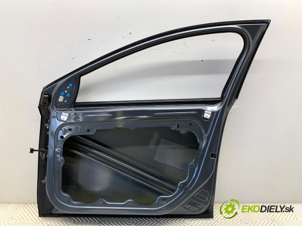 VOLVO V40 liftback 2014 84 kW D2 1560 Dvere pravy predný 714-16