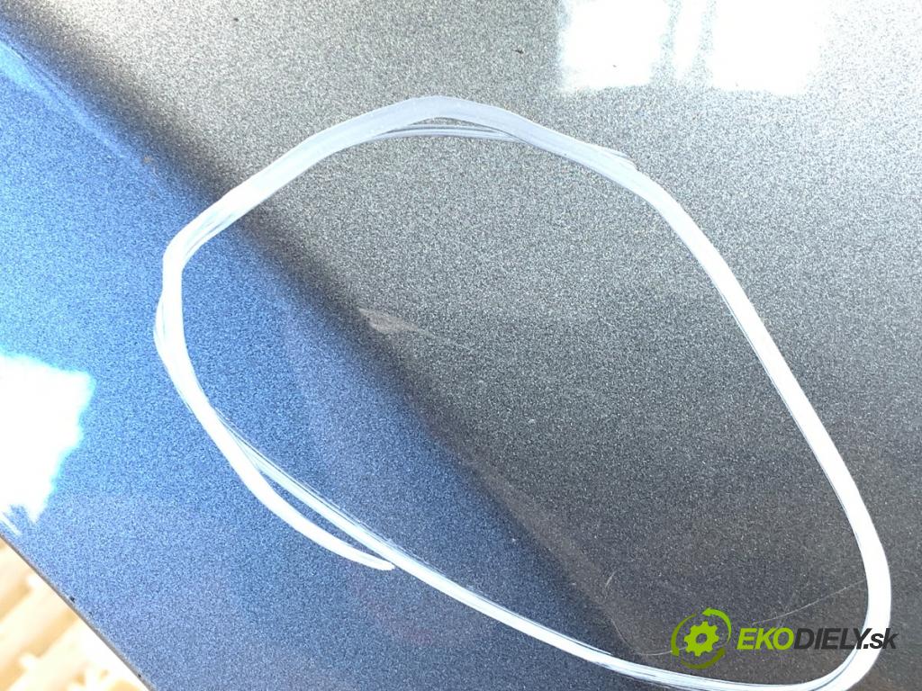 VOLVO V40 liftback 2014 84 kW D2 1560 blatník pravý přední část 714-16