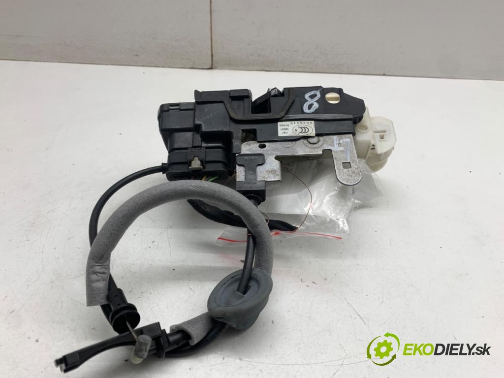 VOLVO V40 liftback 2014 84 kW D2 1560 zámok Dvere ľavy zad 31440394