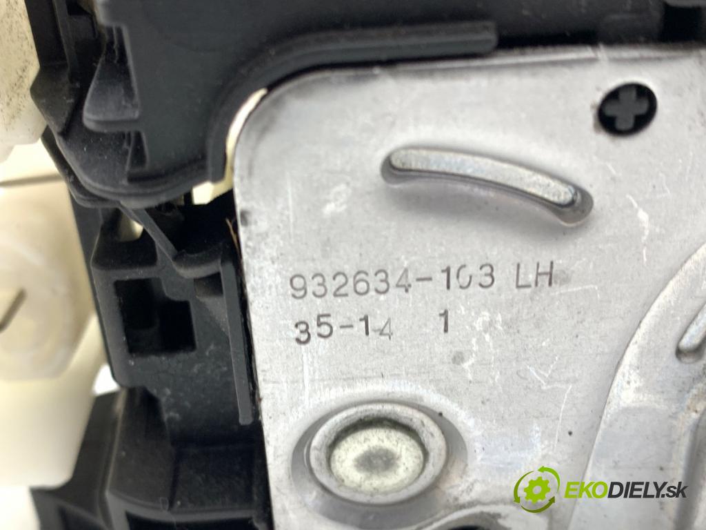 VOLVO V40 liftback 2014 84 kW D2 1560 zámok Dvere pravy predný 31440391