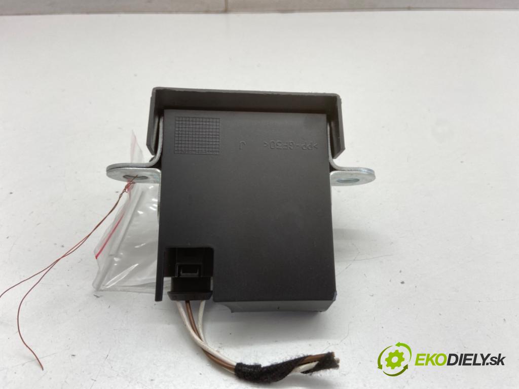 SKODA YETI SUV 2011 77 kW 1.2 TSI 1197 zámok dverí zad
