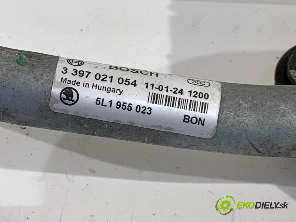 SKODA YETI SUV 2011 77 kW 1.2 TSI 1197 mechanismus stěračů přední část 5L1955023 (Motorek stěračů přední)