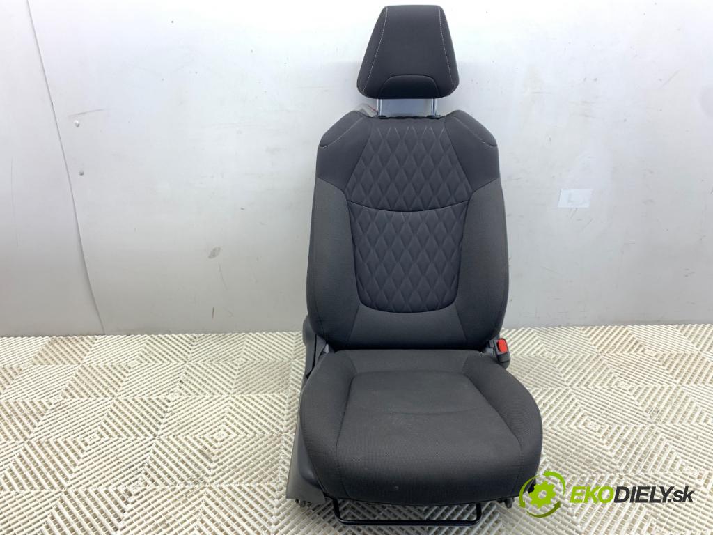 TOYOTA COROLLA E21 sedan 2020 72 kW 1.8 VVTi Hybrid (ZWE211, MZEA12) 1798 sedadlo pravý přední část 