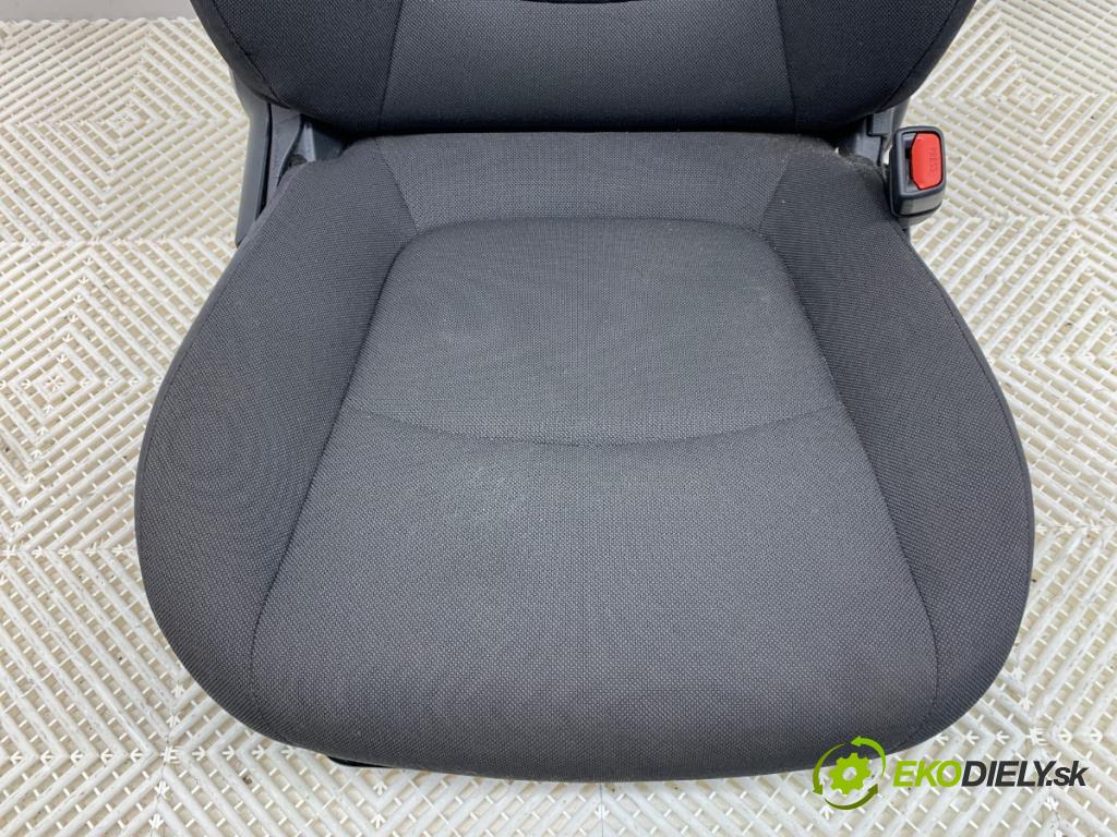 TOYOTA COROLLA E21 sedan 2020 72 kW 1.8 VVTi Hybrid (ZWE211, MZEA12) 1798 sedadlo pravý přední část