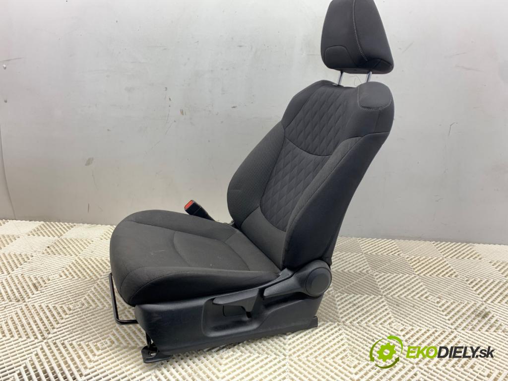TOYOTA COROLLA E21 sedan 2020 72 kW 1.8 VVTi Hybrid (ZWE211, MZEA12) 1798 sedadlo levý přední část