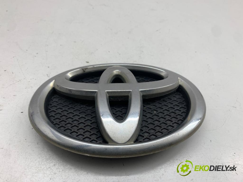 TOYOTA YARIS II liftback 2009 74 kW 1.33 VVT-i (NSP90_) 1329 znak přední část 75311-0D030