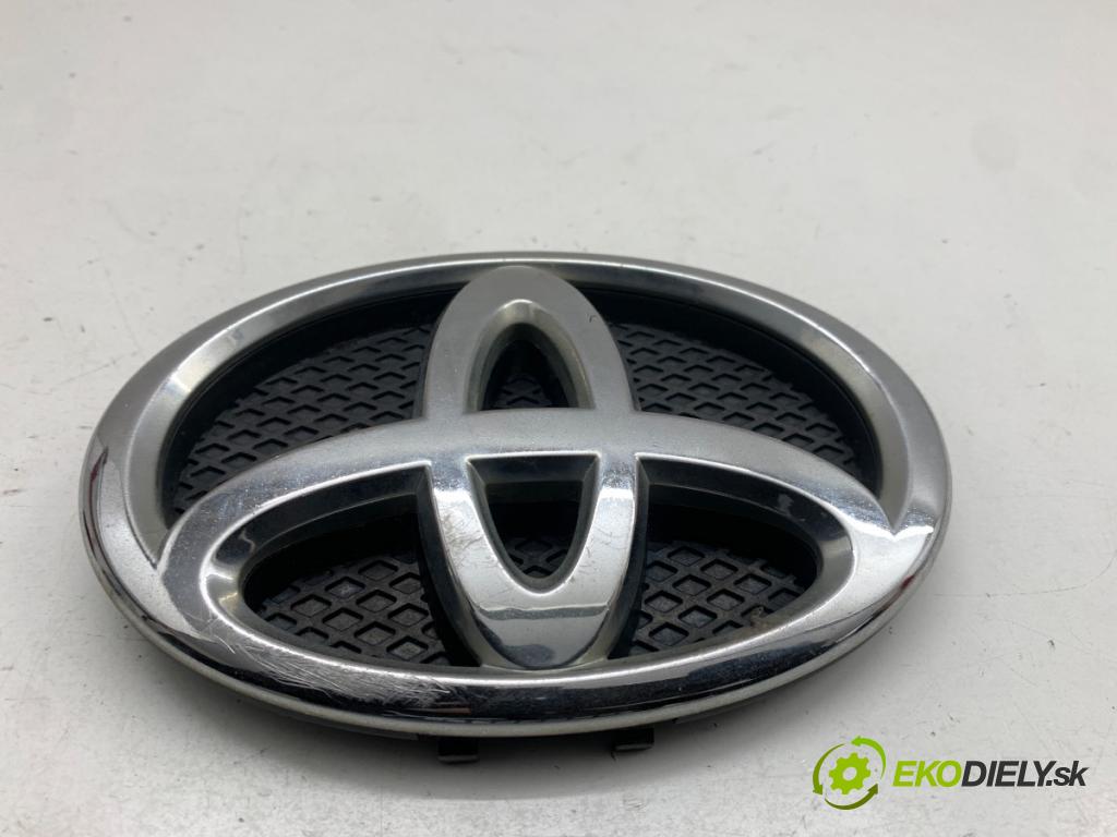 TOYOTA YARIS II liftback 2009 74 kW 1.33 VVT-i (NSP90_) 1329 znak přední část 75311-0D030