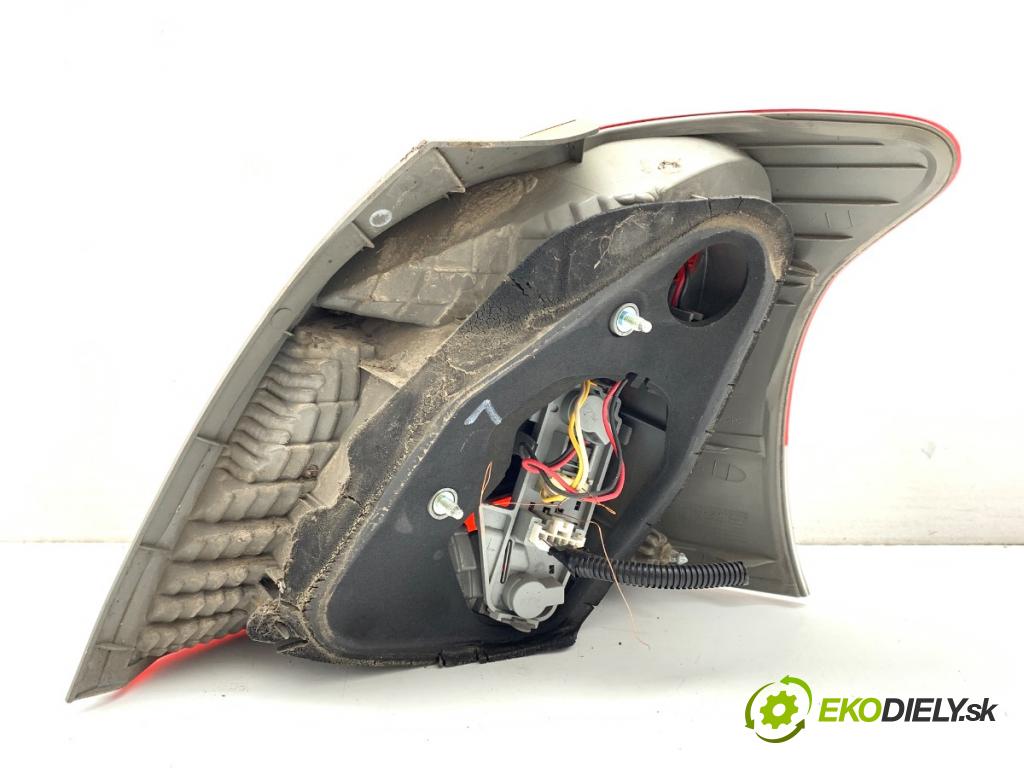TOYOTA YARIS II liftback 2009 74 kW 1.33 VVT-i (NSP90_) 1329 světlo levý zadní část