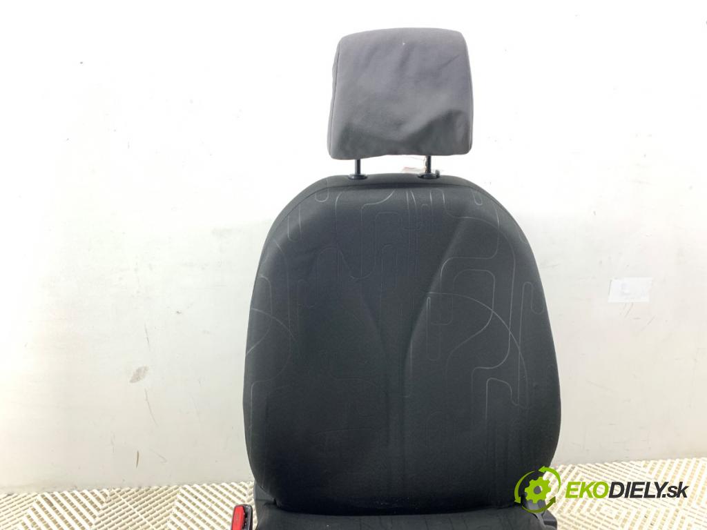 TOYOTA YARIS II liftback 2009 74 kW 1.33 VVT-i (NSP90_) 1329 sedadlo levý přední část