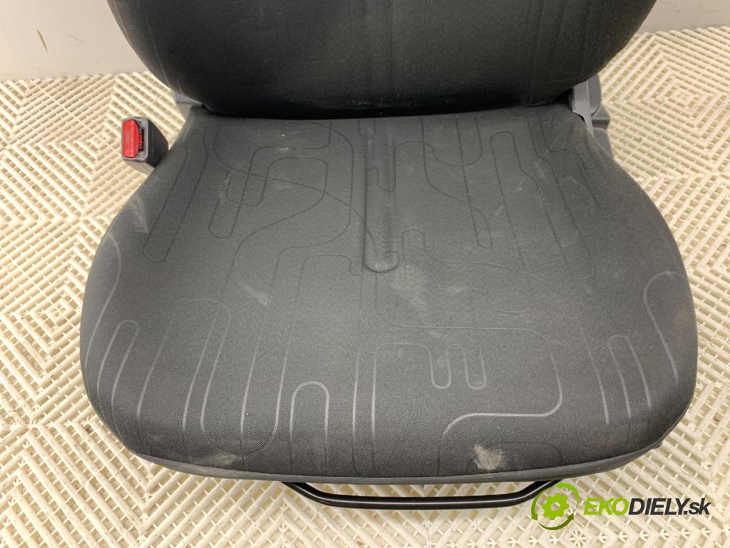 TOYOTA YARIS II liftback 2009 74 kW 1.33 VVT-i (NSP90_) 1329 sedadlo levý přední část
