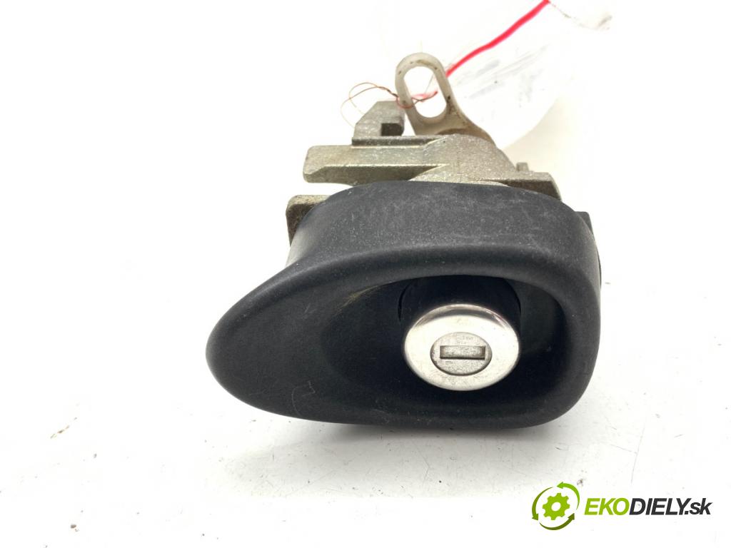 TOYOTA YARIS II liftback 2009 74 kW 1.33 VVT-i (NSP90_) 1329 klika dveří zadní část 