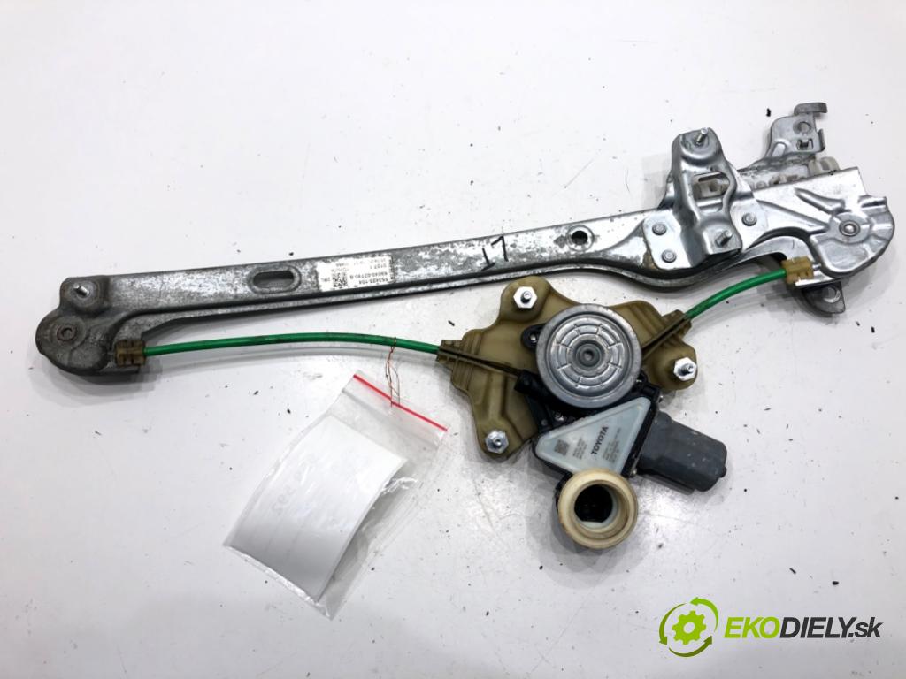 TOYOTA COROLLA E21 sedan 2020 72 kW 1.8 VVTi Hybrid (ZWE211, MZEA12) 1798 mechanismus okna levý zadní část 553423-104