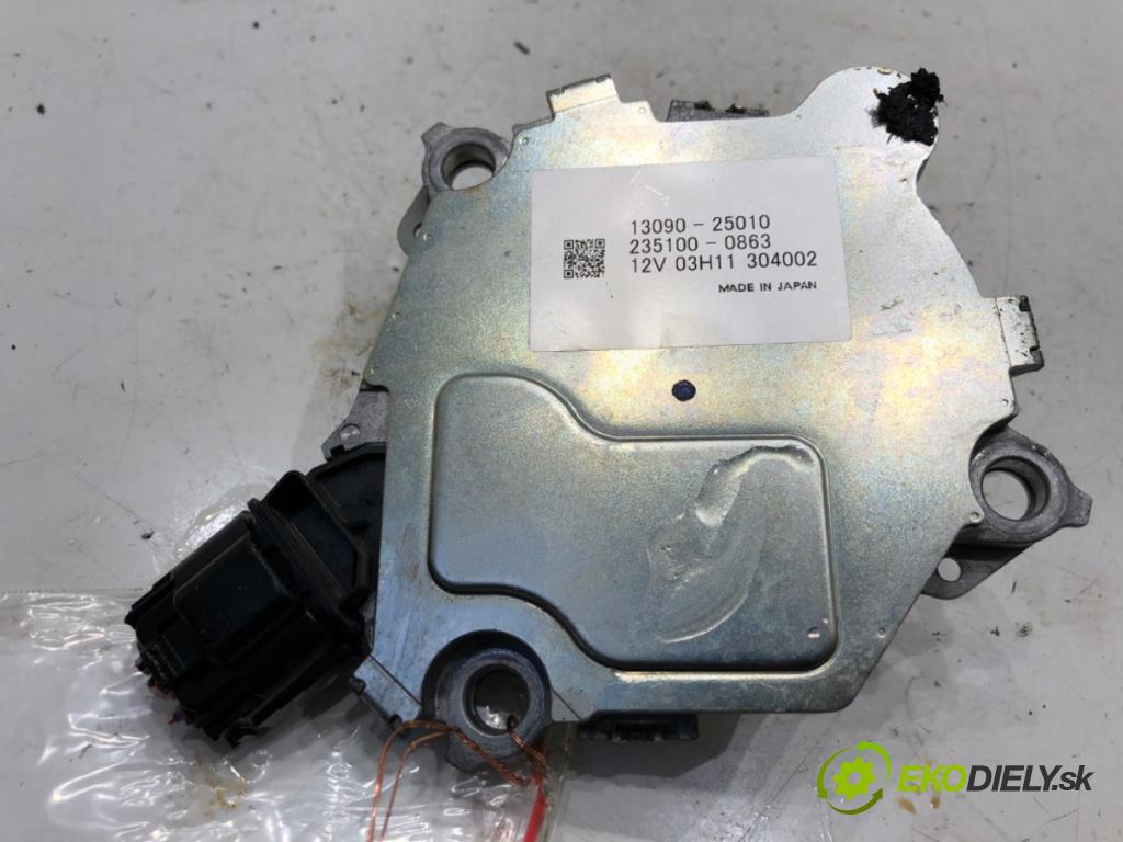 TOYOTA YARIS IV SUV 2024 68 kW 1.5 Hybrid (MXPJ10) 1490 snímač pozice vačkového hřídele 13090-25010 (Snímač polohy klikového hřídele)