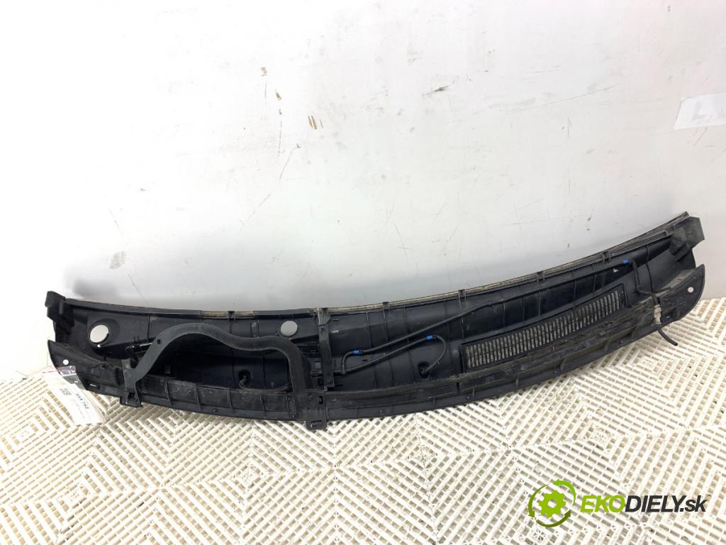 TOYOTA YARIS II liftback 2009 74 kW 1.33 VVT-i (NSP90_) 1329 torpédo plast pod čelní okno 55781-0D100 (Plast pod čelním sklem)