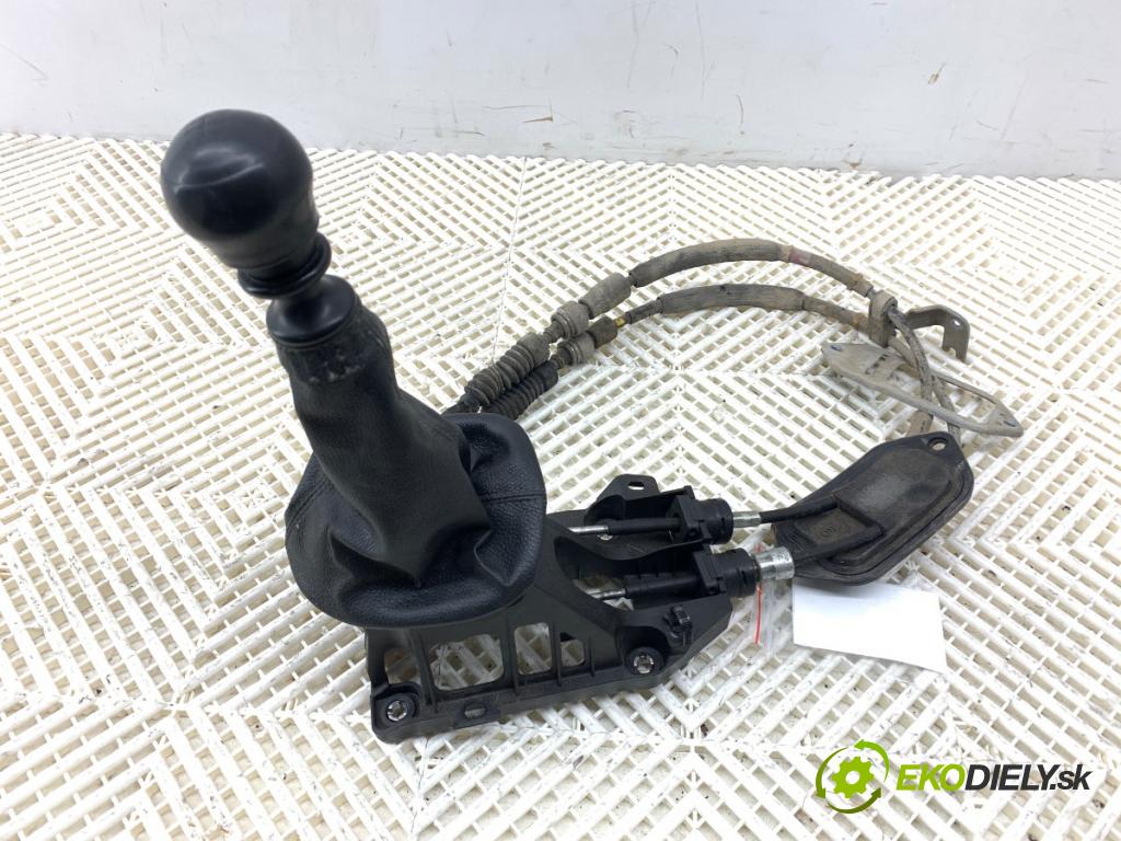 TOYOTA YARIS II liftback 2009 74 kW 1.33 VVT-i (NSP90_) 1329 Kulisa 112102401 (Rýchlostná páka (kulisa))