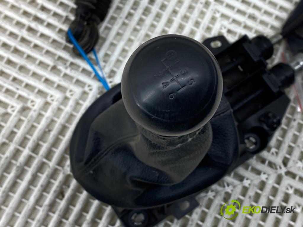 TOYOTA YARIS II liftback 2009 74 kW 1.33 VVT-i (NSP90_) 1329 Kulisa 112102401 (Rýchlostná páka (kulisa))
