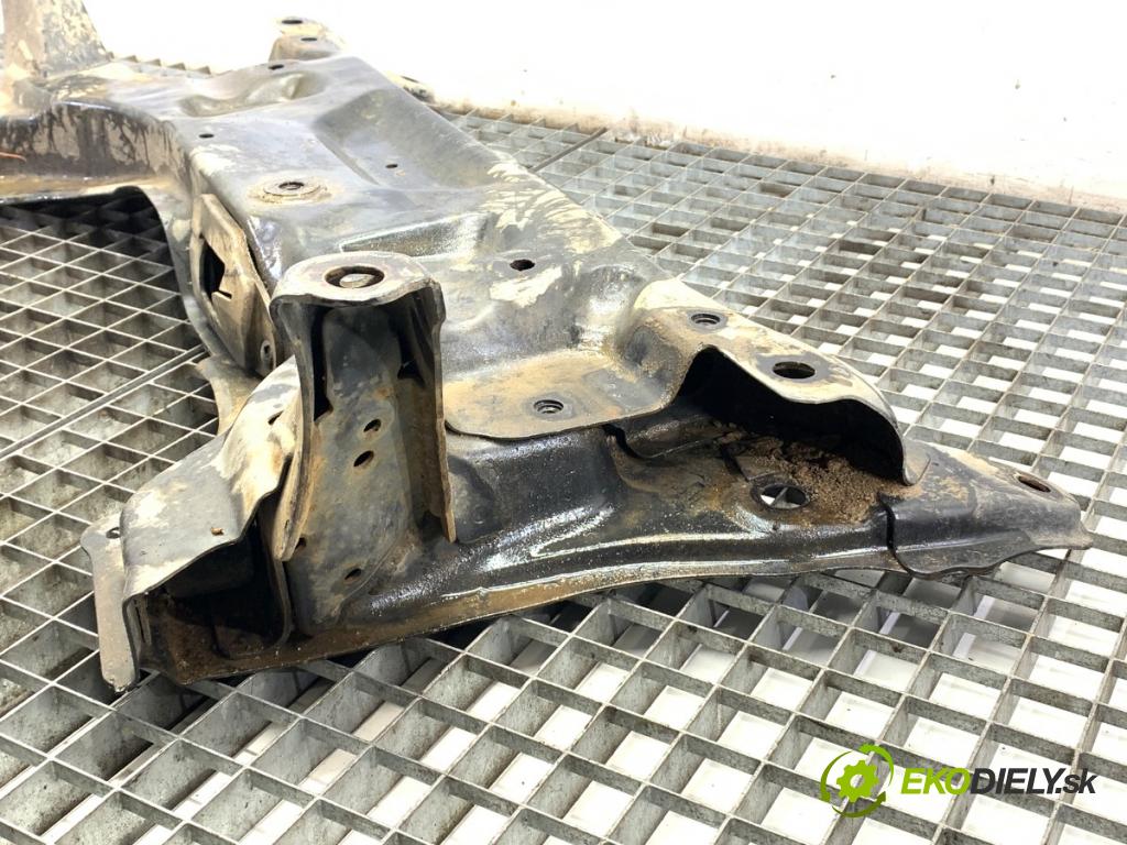 TOYOTA YARIS II liftback 2009 74 kW 1.33 VVT-i (NSP90_) 1329 výztuha pod motor  (Přední výztuha)