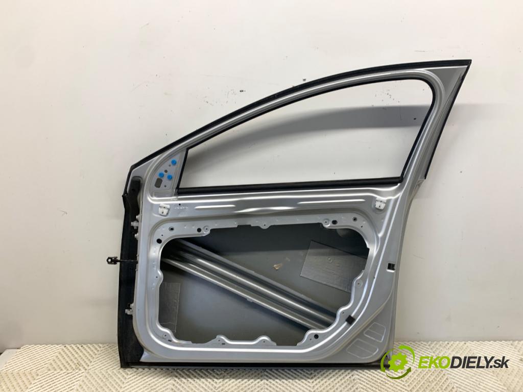 VOLVO V40 liftback 2014 110 kW D3 1984 Dvere pravy predný 711