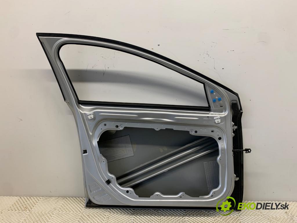 VOLVO V40 liftback 2014 110 kW D3 1984 Dvere ľavy predný 711
