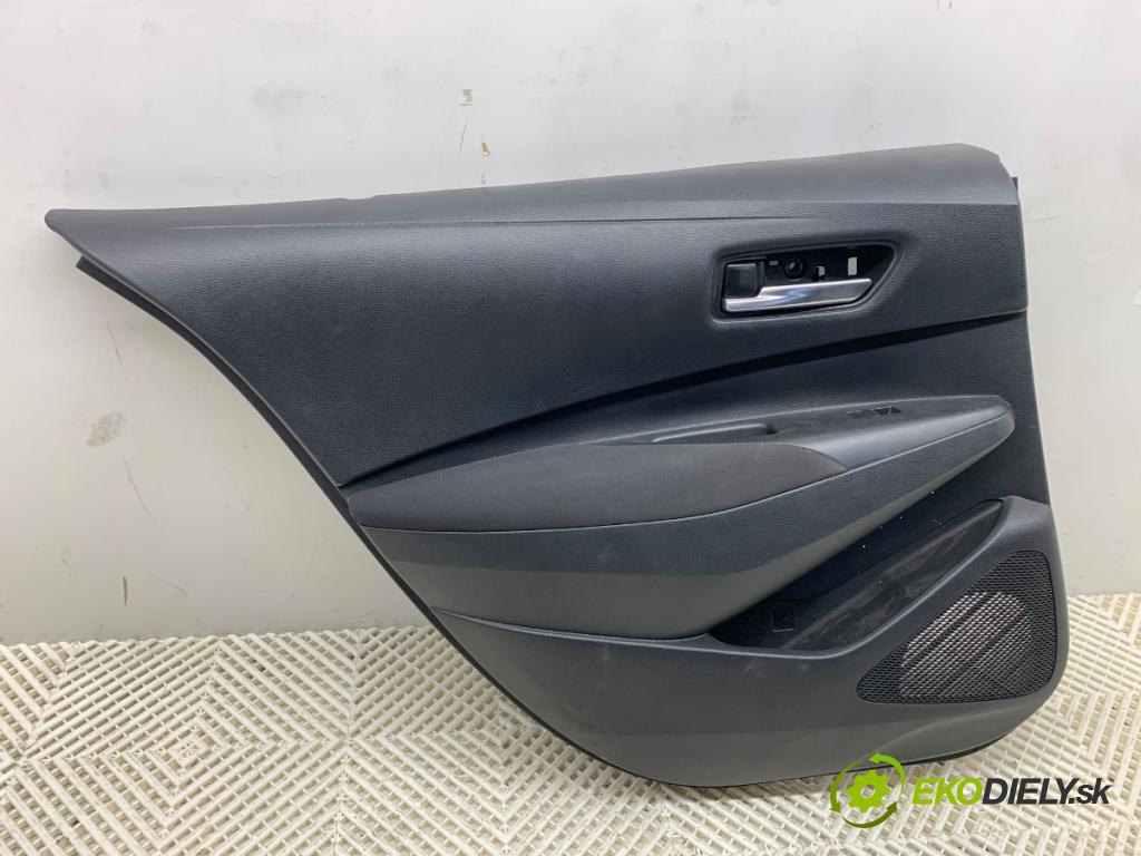 TOYOTA COROLLA E21 sedan 2020 72 kW 1.8 VVTi Hybrid (ZWE211, MZEA12) 1798 čalúnenie Dvere ľavy zad 