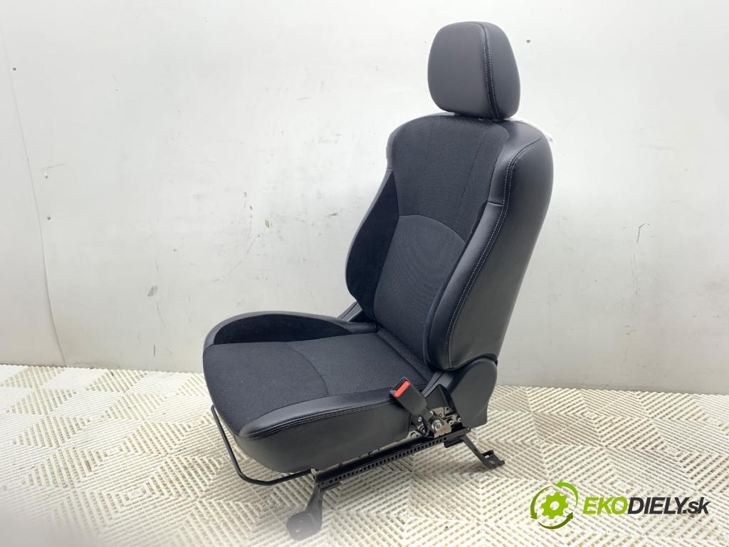 MITSUBISHI OUTLANDER II SUV 2010 130 kW 2.2 DI-D 4WD 2268 Sedadlo pravy predný