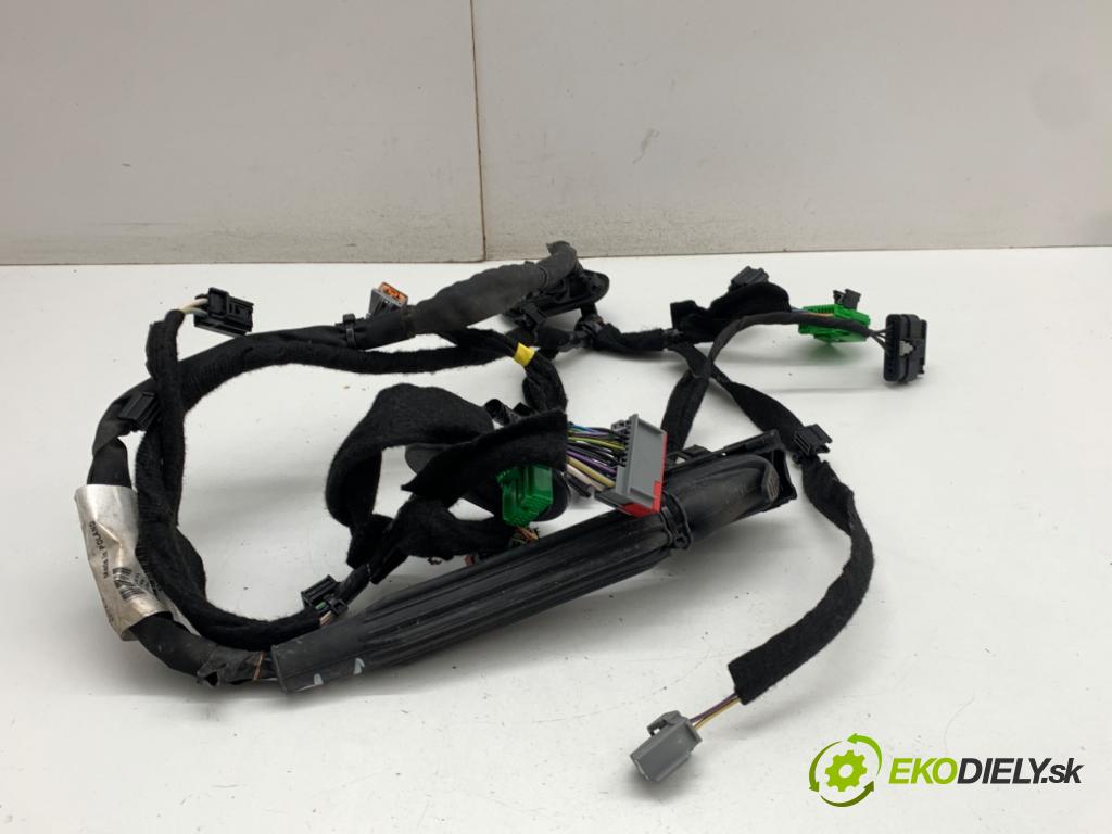VOLVO V40 liftback 2014 110 kW D3 1984 káblovačka dveře přední část pravý 31334105