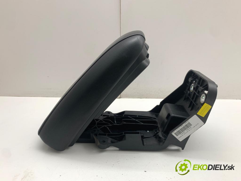 VOLVO V40 liftback 2014 110 kW D3 1984 loketní opěrka 08632771 (Loketní opěrka)