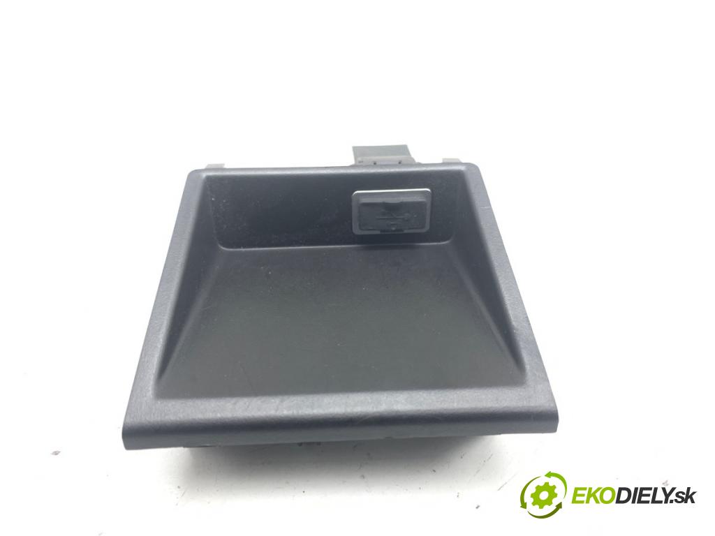 VOLVO V40 liftback 2014 110 kW D3 1984 HNÍZDO: USB 31306768