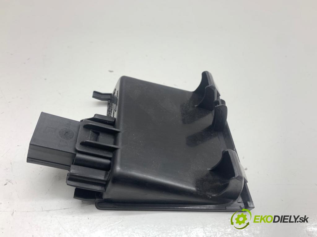 VOLVO V40 liftback 2014 110 kW D3 1984 HNÍZDO: USB 31306768