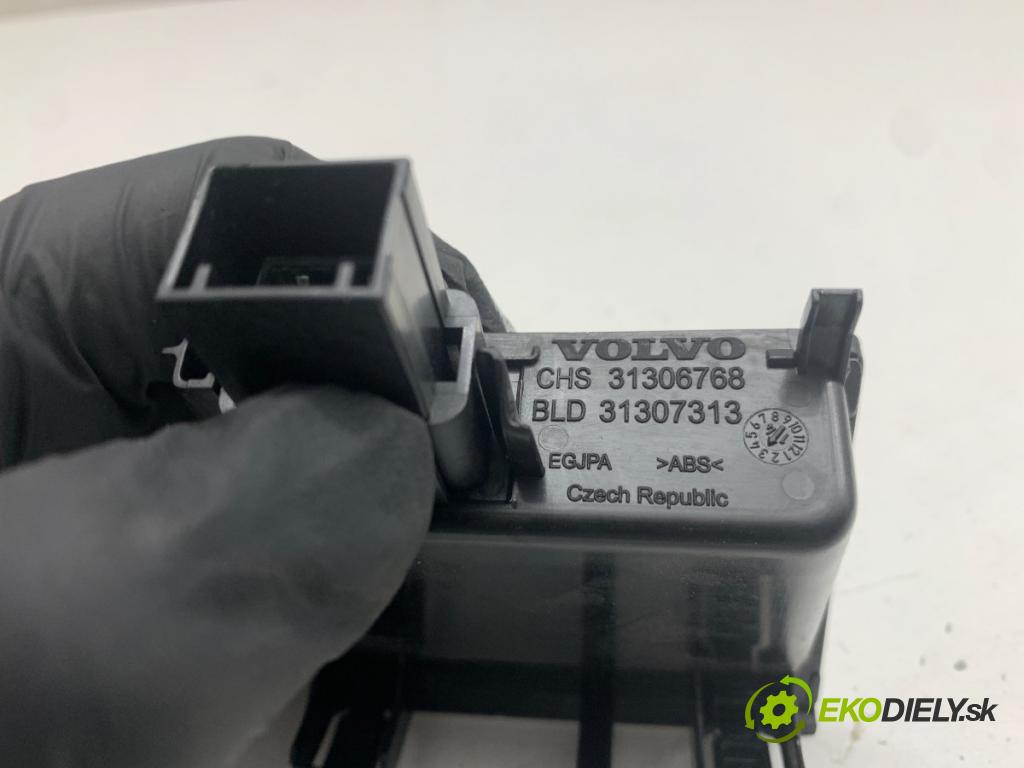 VOLVO V40 liftback 2014 110 kW D3 1984 HNÍZDO: USB 31306768