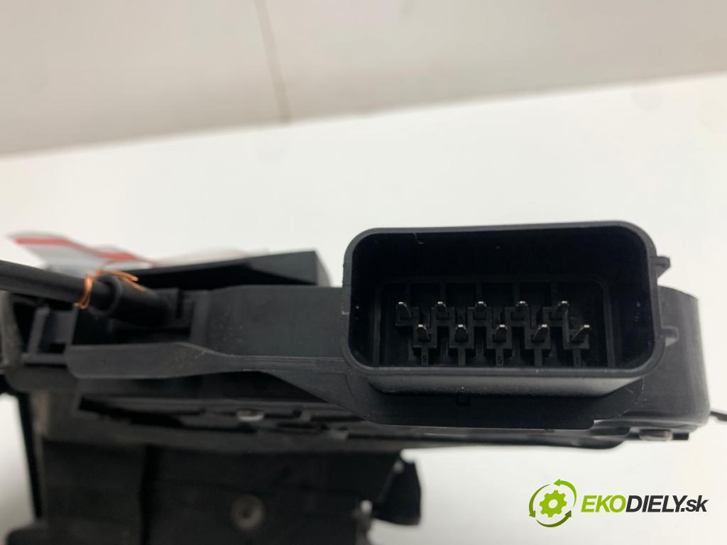 VOLVO XC60 I SUV 2016 140 kW D4 AWD 2400 zámok dveře pravý přední část 31416682