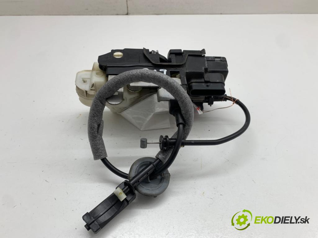 VOLVO V40 liftback 2014 110 kW D3 1984 zámok Dvere ľavy zad 31391830