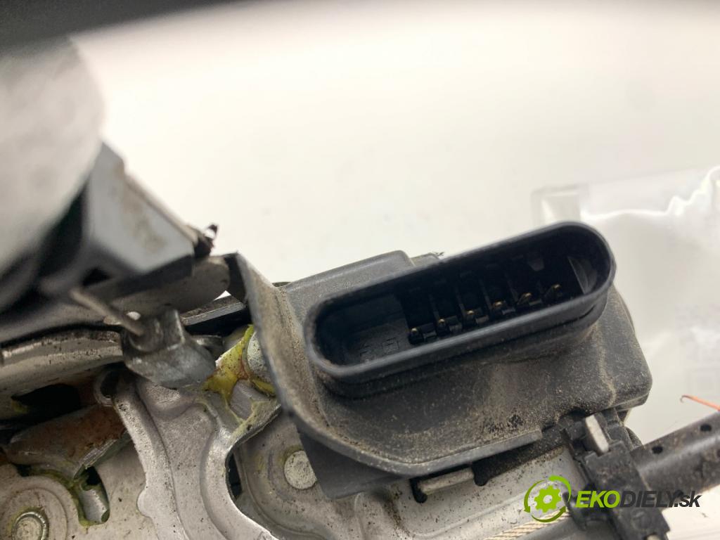VOLVO V40 liftback 2014 110 kW D3 1984 zámok Dvere ľavy zad 31391830