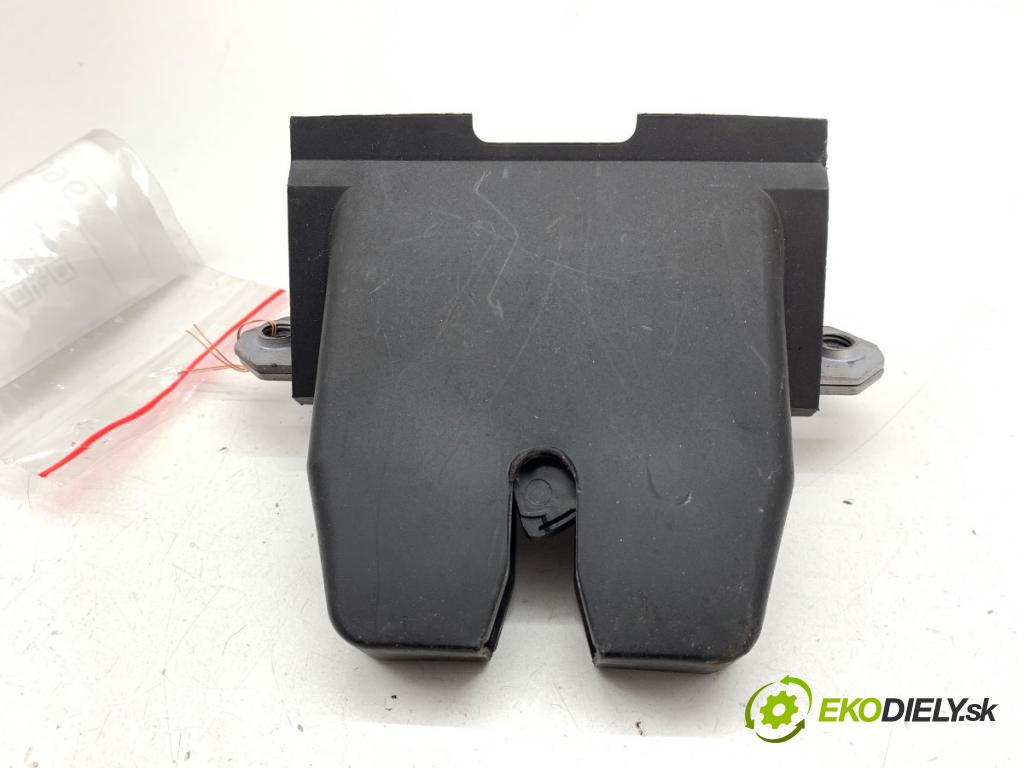 VOLVO V40 liftback 2014 110 kW D3 1984 zámok dverí zad
